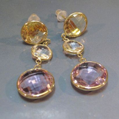Paire de pendants d'oreilles en or jaune...
