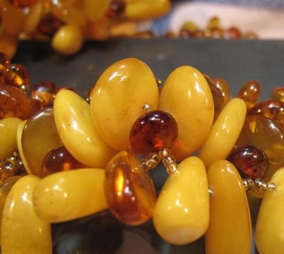 Collier en ambre et ambre pressé