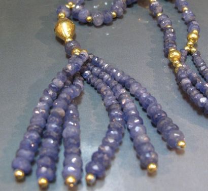Collier à pompon formé de boules de saphir...