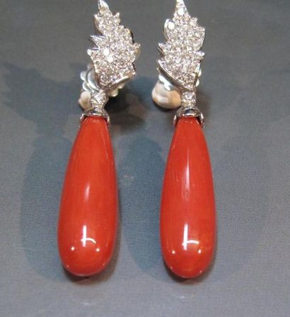 Paire de pendants d'oreilles en or gris 18...