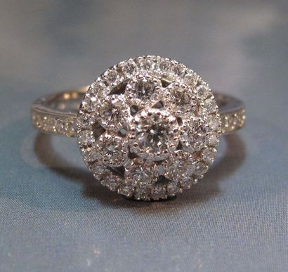 Bague en or gris 18 K à chaton rosace serti...