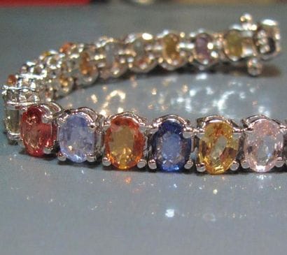 Bracelet rivière en argent, serti de saphirs...