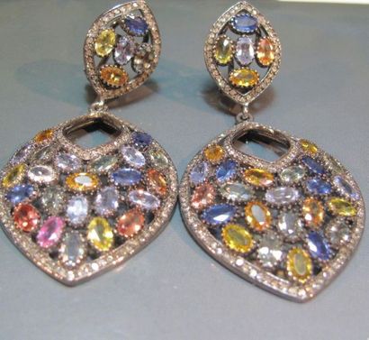 Paire de boucles d'oreilles en argent patiné...