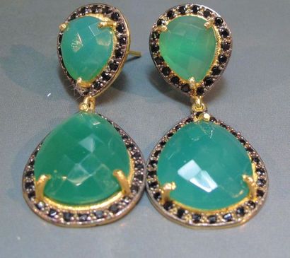 Paire de boucles d'oreilles en vermeil, serties...