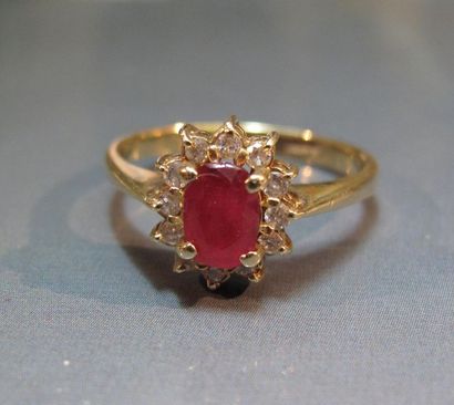 Bague en or jaune14 K centrée d'un petit...