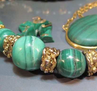 Lot en malachite : deux colliers, un pendentif...