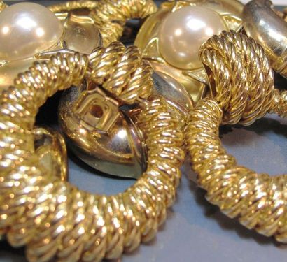 Lot de cinq paires de boucles d'oreilles...