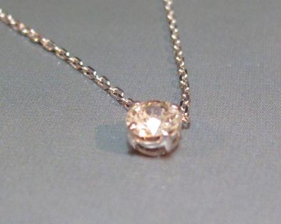 Fine chaîne en or gris 9 K et pendentif serti...