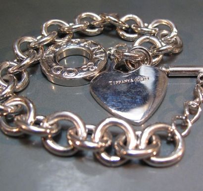 TIFFANY & CO
Bracelet en argent, orné d'une...