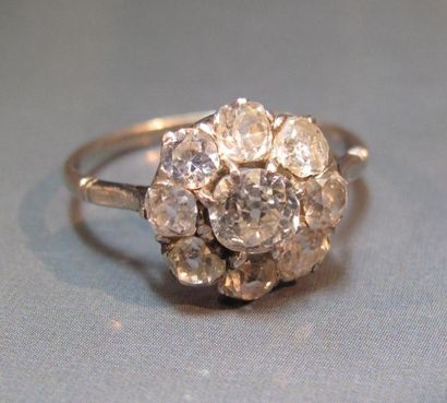 Bague marguerite en platine, sertie de diamants...
