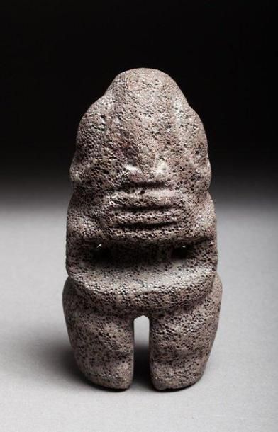 Tiki présenté debout aux formes généreuses,...