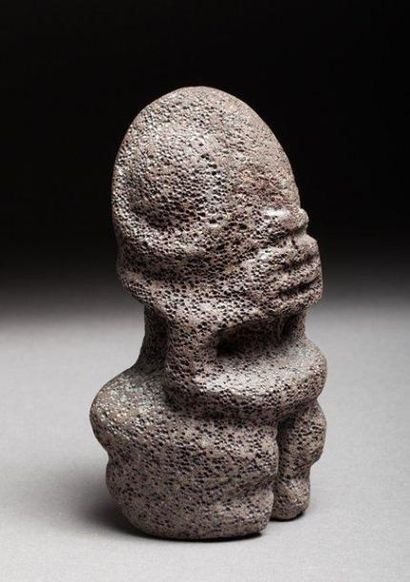Tiki présenté debout aux formes généreuses,...