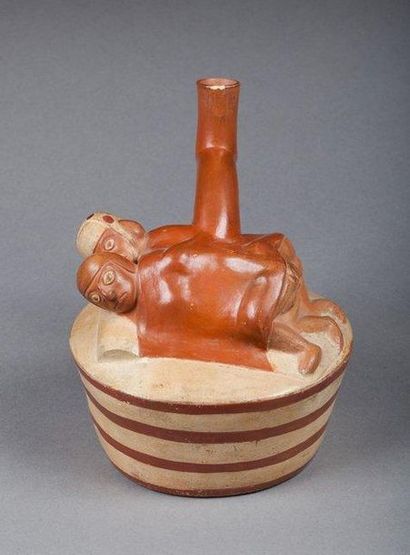 Vase étrier présentant sur le haut de la...