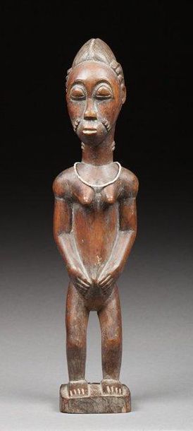 Statuette anthropomorphe féminine, elle présente...