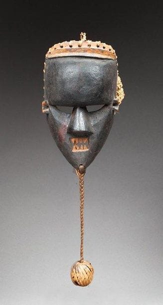 Masque de danse, il présente un visage le...