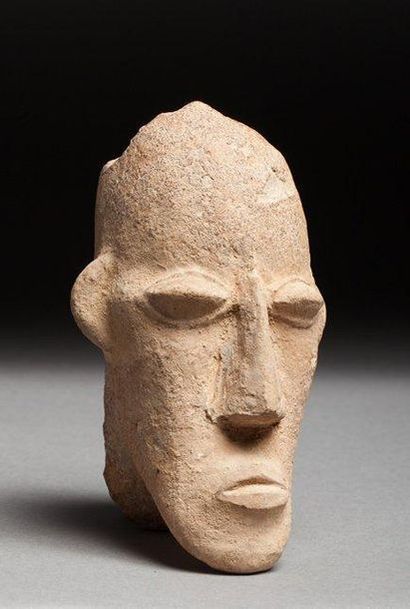 Tête anthropomorphe, elle présente le visage...