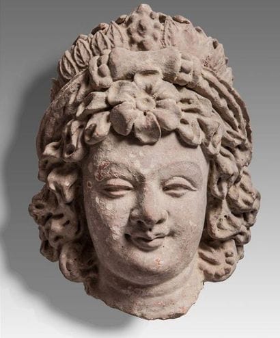 Tête de femme en terre cuite, à la coiffure...
