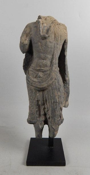 Corps acéphale d'un Bodhisattva en schiste.H:...