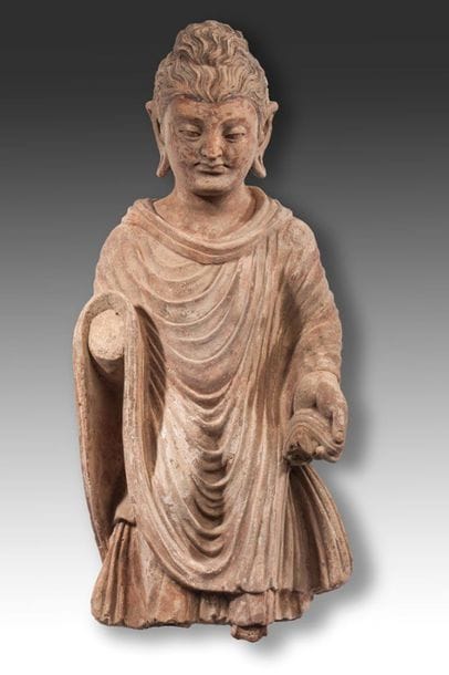 Bouddha en terre cuite.Il est représenté...