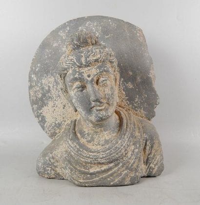 Buste de Bouddha auréolé.En schiste. H: 30...