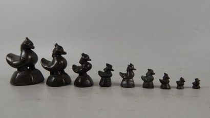 Série de neuf poids à opium en forme de hintha.En...