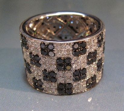 Bague bandeau en or gris 18 K sertie de diamants...