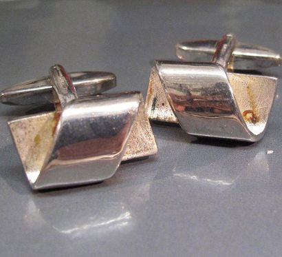 Paire de boutons de manchettes en argent....