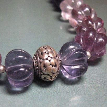 Collier formé de boules de fluorite taillées...