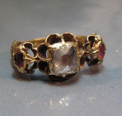 Bague en or 18 K sertie d'un diamant carré...