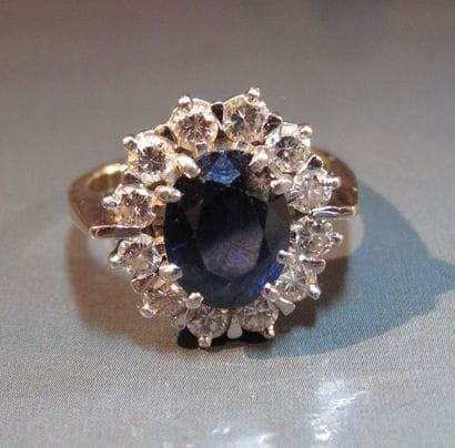 Bague en platine et or gris 18 K centrée...