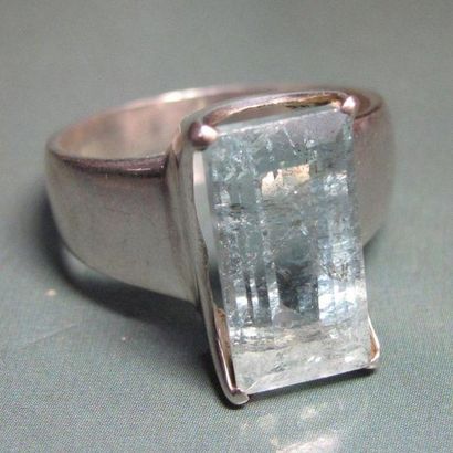 Bague en argent sertie d'une aigue-marine...