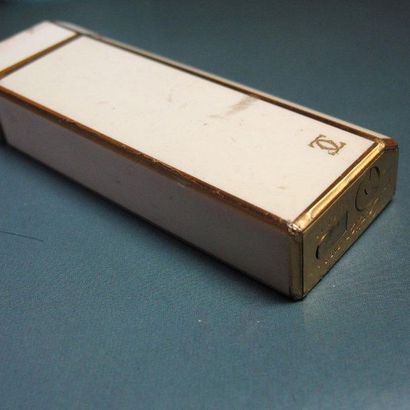 CARTIER
Briquet laqué crème (petits accidents)...