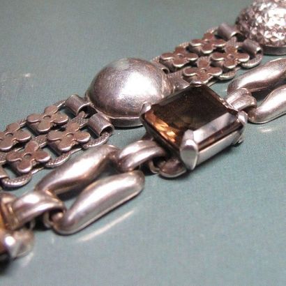 Deux bracelets en argent dont un serti de...