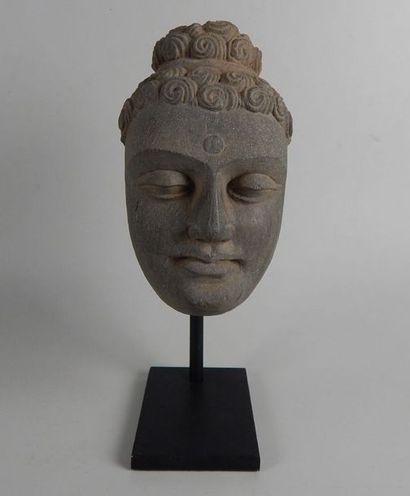 Visage de Bouddha en schiste, le front orné...