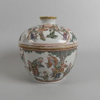 Pot couvert en porcelaine à décor 