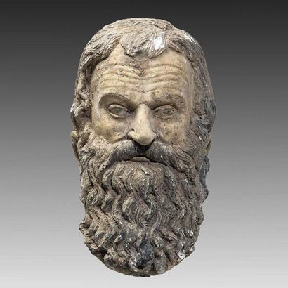 Tête de personnage barbu. En stuc polychrome....