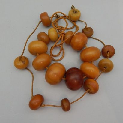 Bracelet de moine en perle d'ambre. Poids...