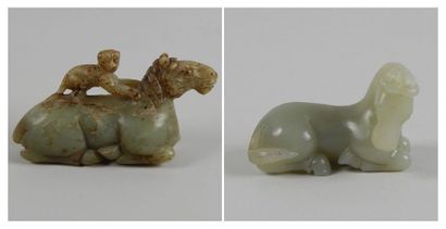 Deux statuettes de chevaux couchés, l'un...