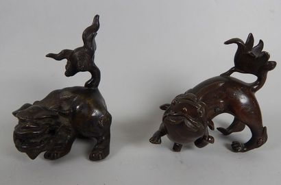 Deux lions en bronze. Chine, début du XXe...