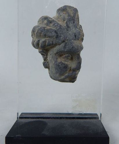 Tête de prince au turban en schiste. H: 5...
