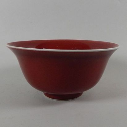 Bol en porcelaine émaillée «sang de boeuf»....