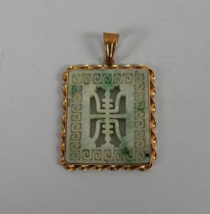 Pendentif composé d'une plaque en jade ajouré...