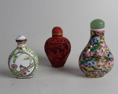 Trois tabatières. La première de forme balustre...