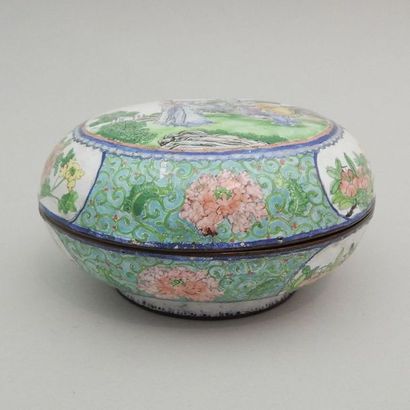 Boite ronde en cuivre émaillé à décor dans...