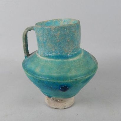 Pichet en céramique émaillée turquoise. Iran,...