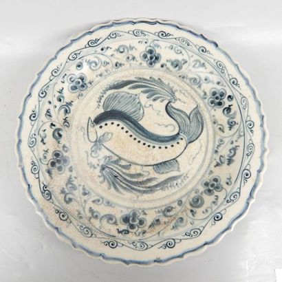 Plat polylobé en porcelaine à décor 