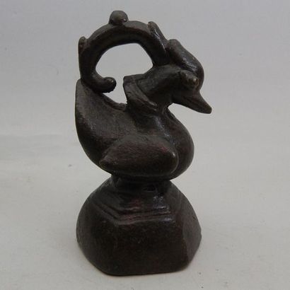 Poids à opium en forme de hintha. En bronze....