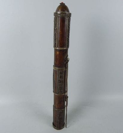 Etui de forme tubulaire en métal. Tibet,...