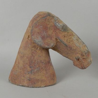 Tête de cheval en terre cuite grise. H: 14...