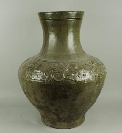 Vase de forme «Hu» en terre cuite à glaçure...
